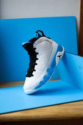 Supportive Sneakers AIR JORDAN 9 RETRO (GS) "POWDER BLUE"