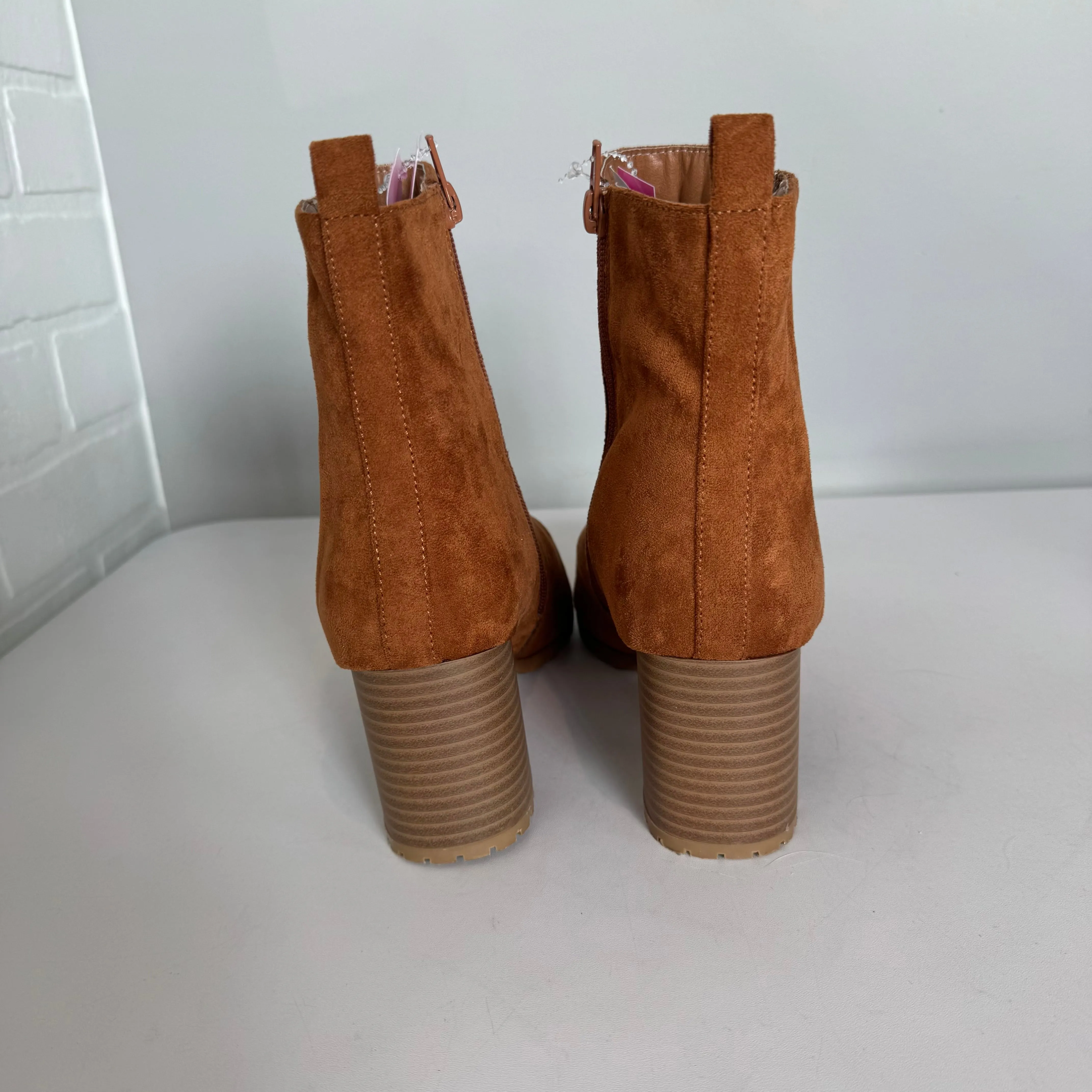 Casual Snow Boots Boots Ankle Heels By Maurices In Brown, Size: 9