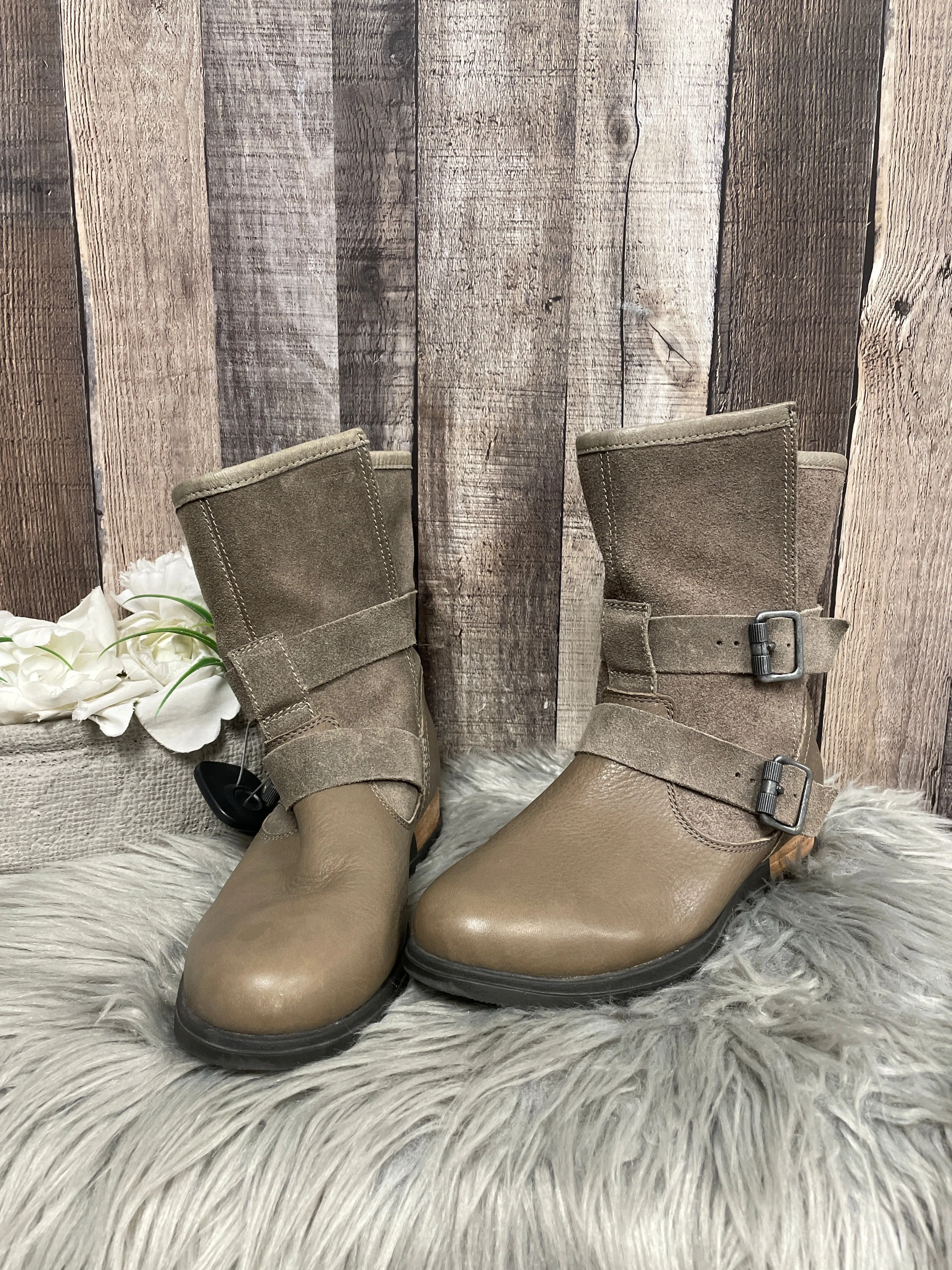 Boots Ankle Flats By Sorel In Taupe, Size: 7 Ice Skating Boots