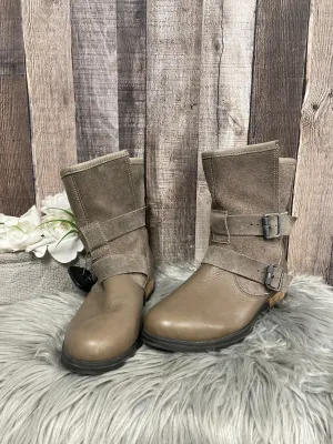 Stylish Snow Boots Boots Ankle Flats By Sorel In Taupe, Size: 7