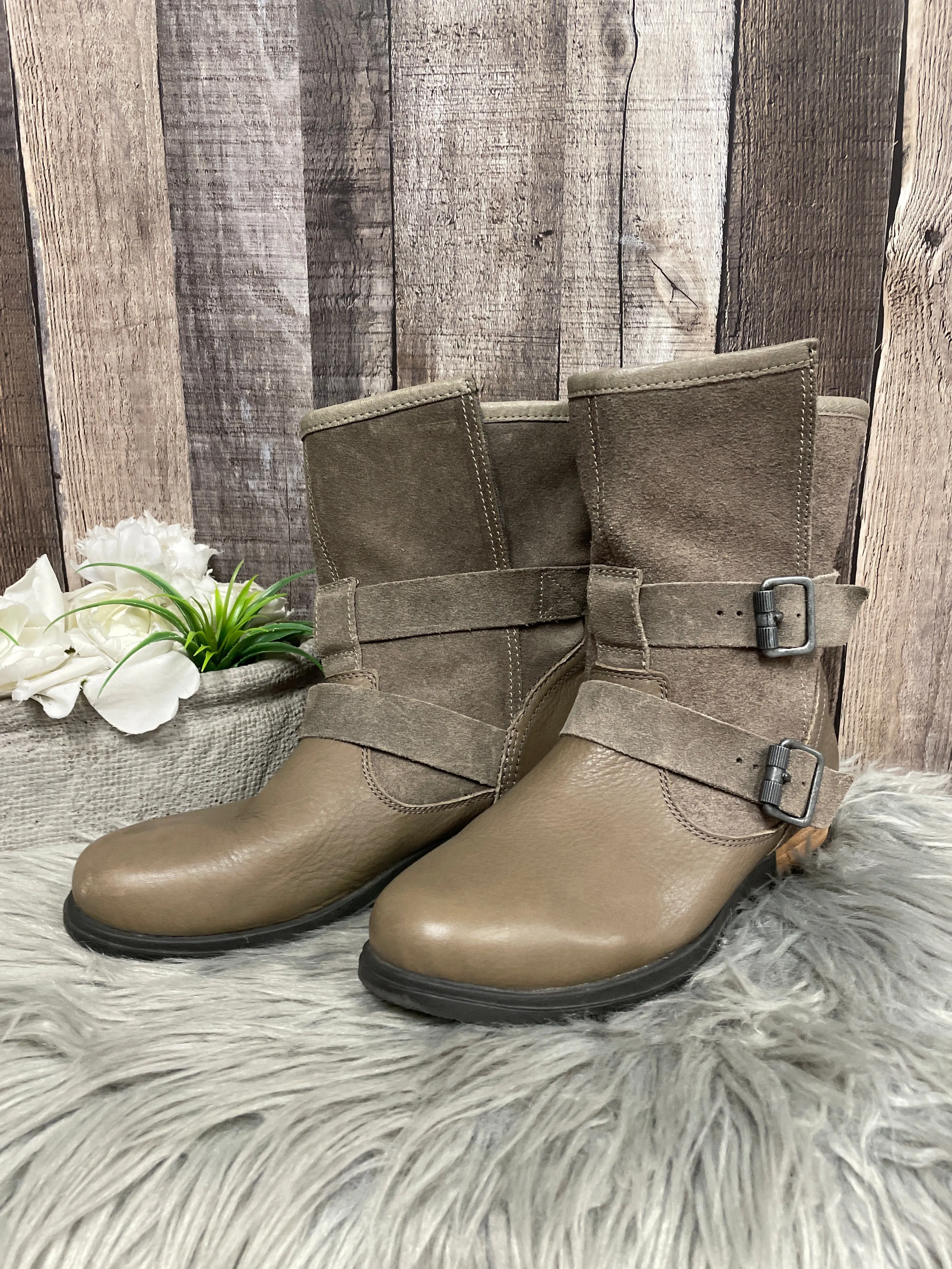 Chatsworth Suede Boots Boots Ankle Flats By Sorel In Taupe, Size: 7