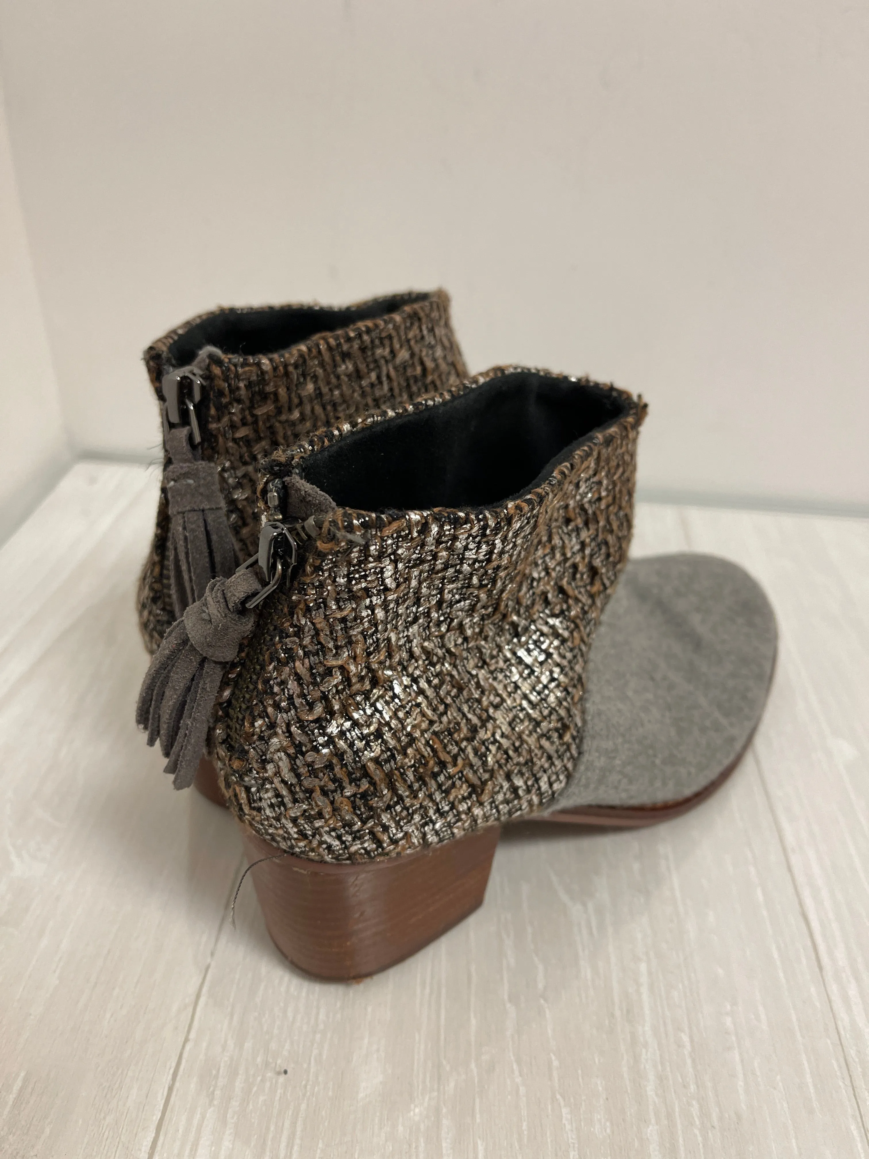 Ankle Boots Boots Ankle Flats By Toms In Grey, Size: 7