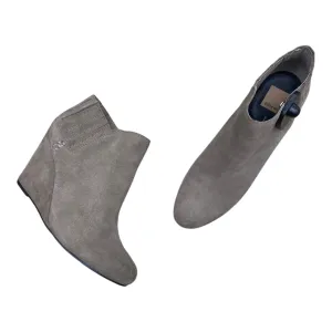 Low Top Hiking Boots Boots Ankle Heels By Toms In Tan, Size: 11