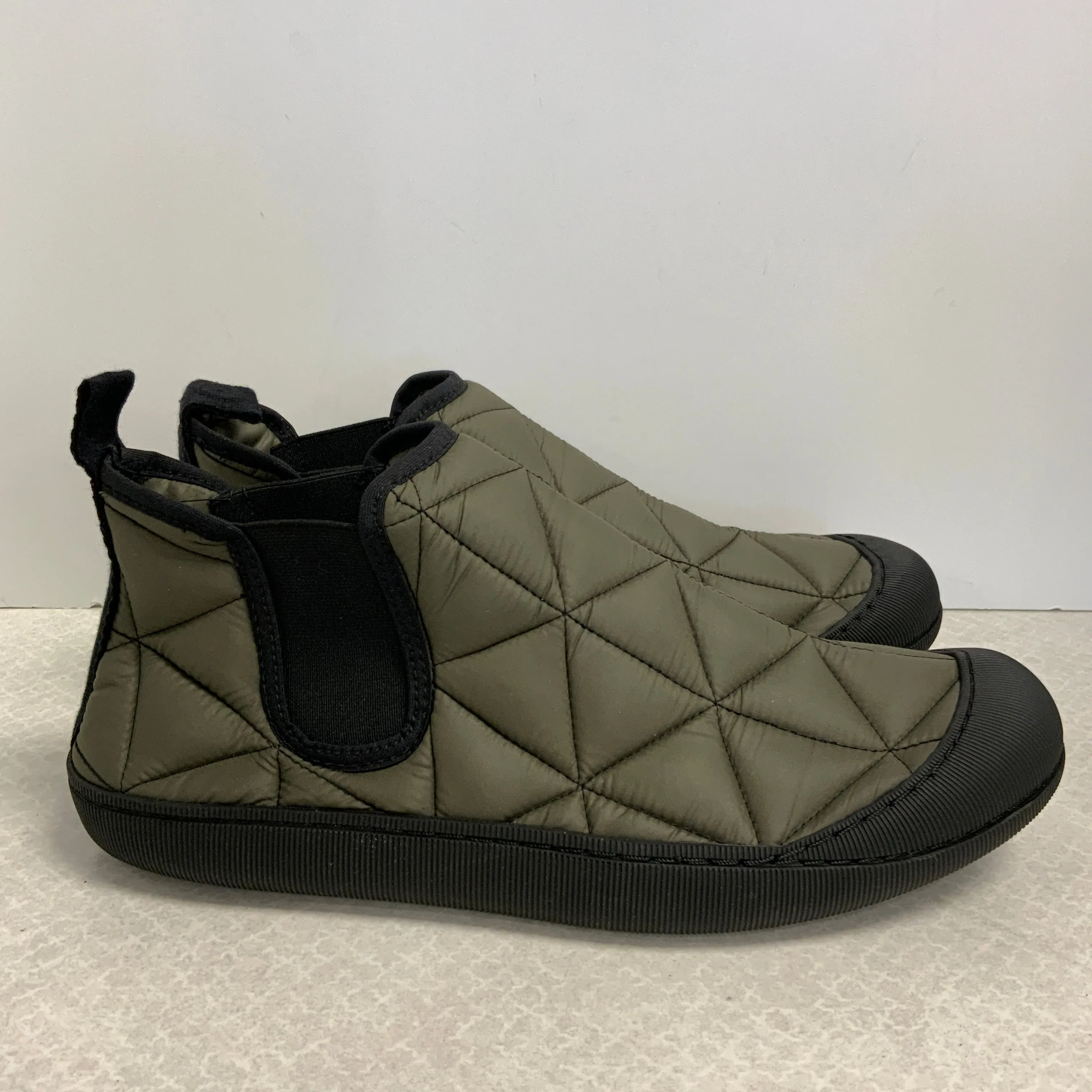 Flat Vs Heel Lifting Shoes Shoes Flats By Cme In Green, Size: 7