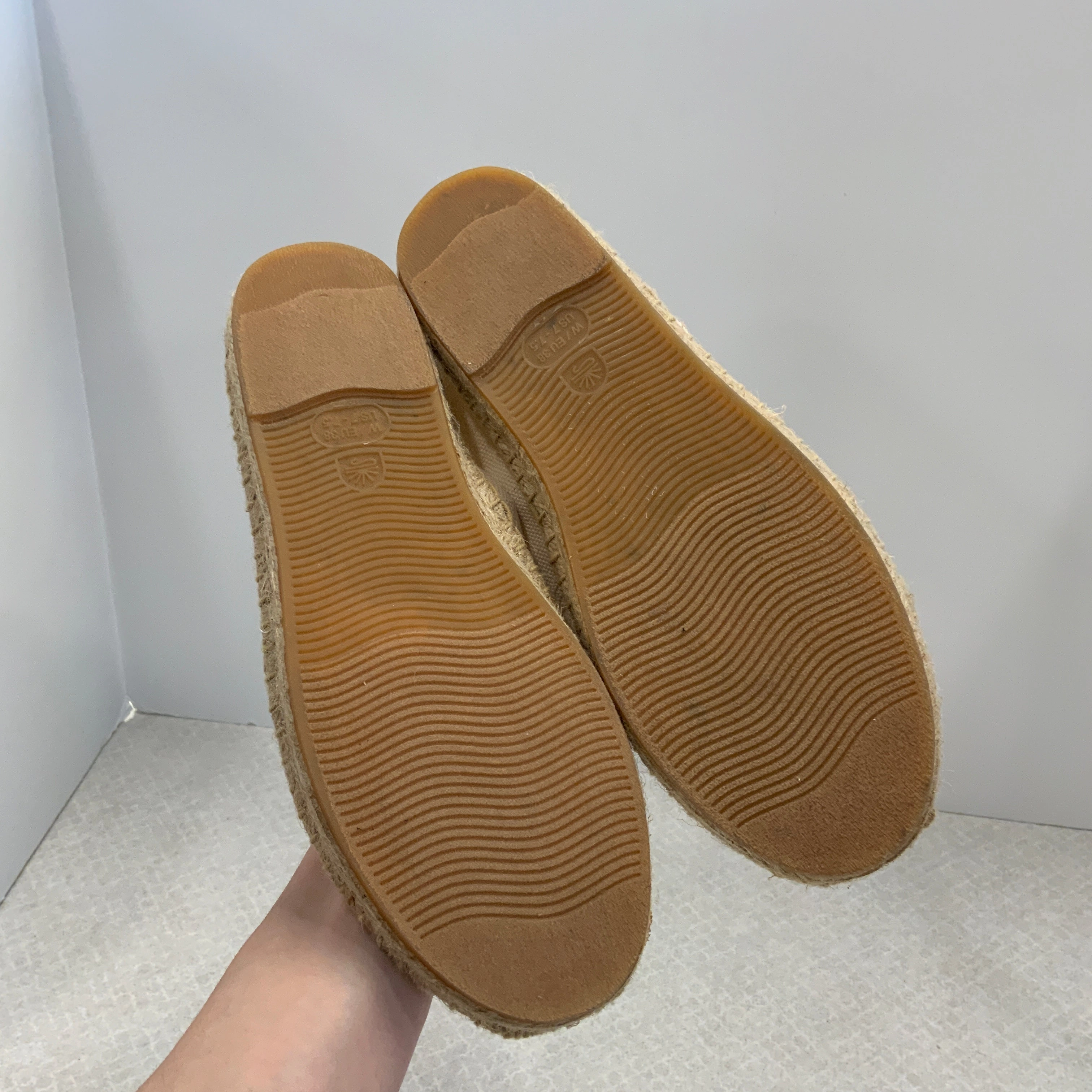 Weightlifting Flat Shoes Cream Shoes Flats Soludos, Size 7