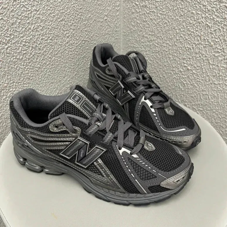 New Balance Size 10 Womens New Balance 1906 