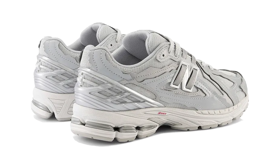 New Balance 2002r Grey/white New Balance 1906D Protection Pack Silver Metallic