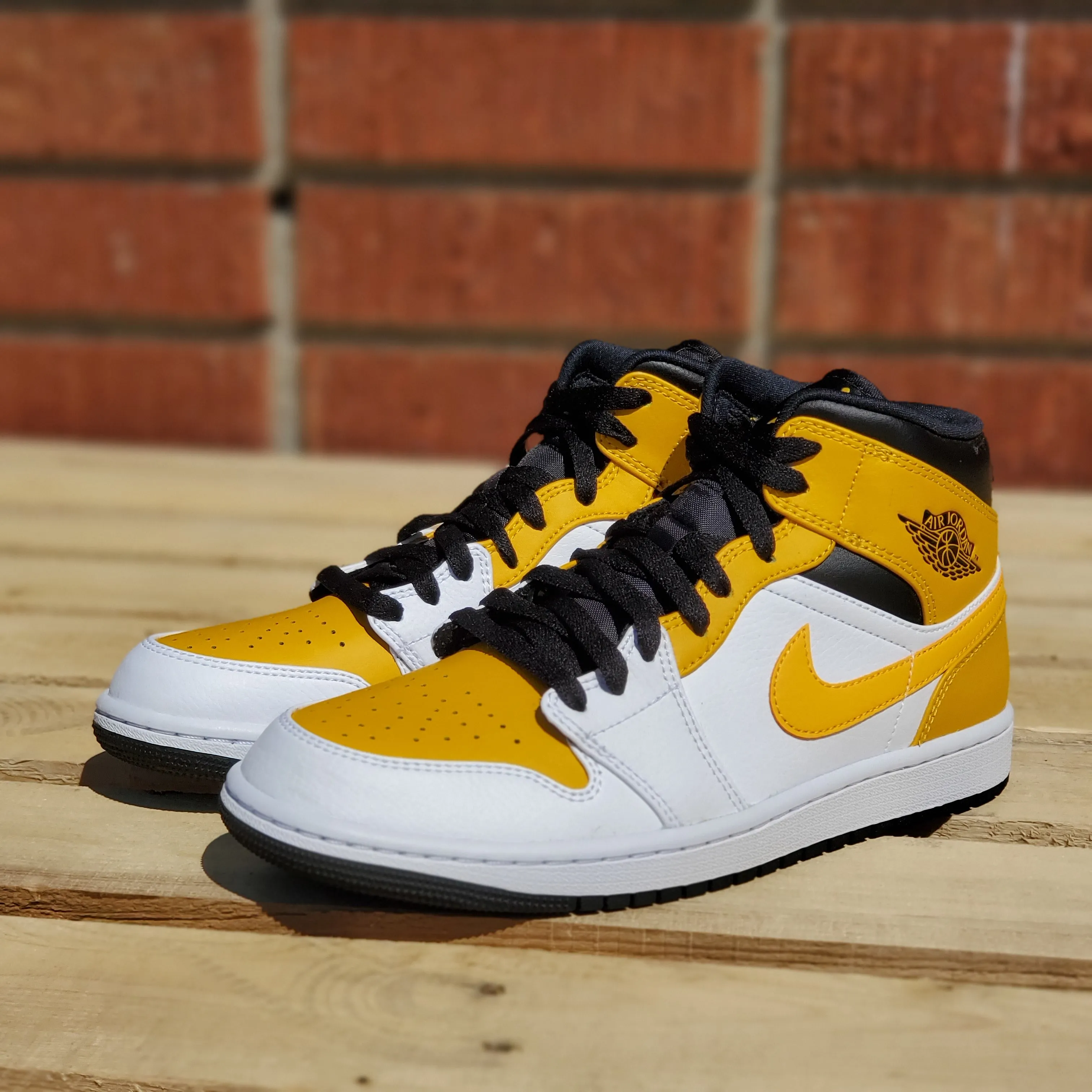 AIR JORDAN 1 MID UNIVERSITY GOLD Radii Sneakers