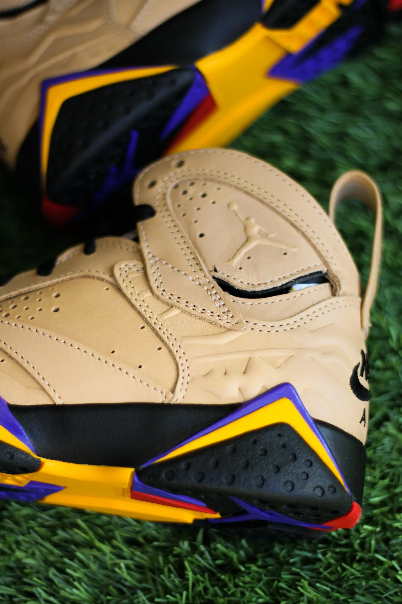 AIR JORDAN 7 RETRO SE (GS) "VACHETTA TAN" Slip On Converse Sneakers