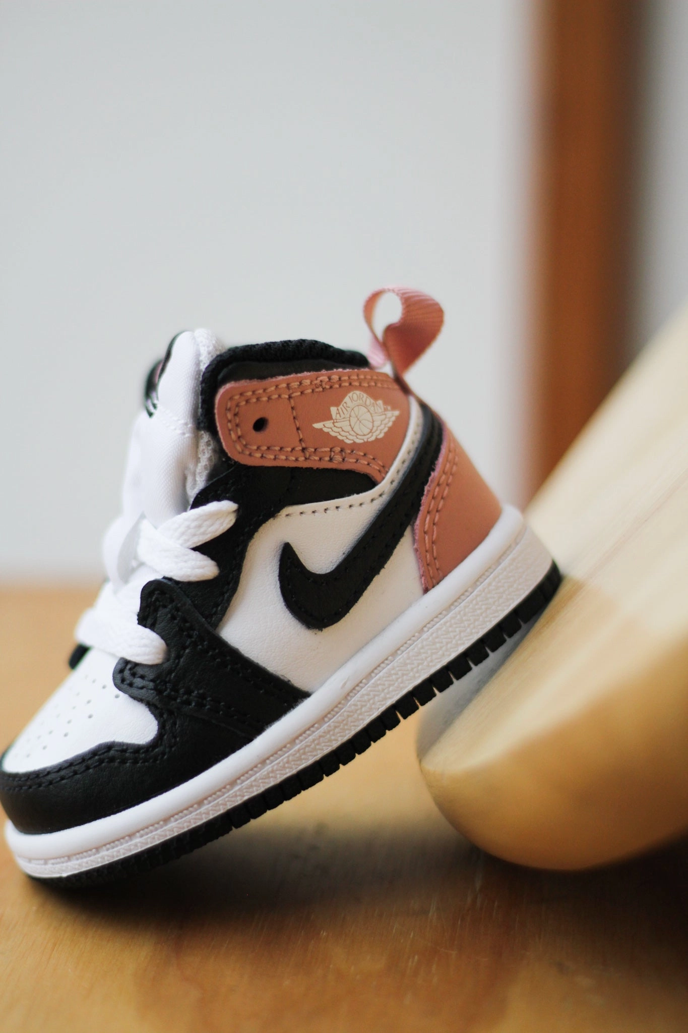 JORDAN 1 MID (TD) "WHITE/BLACK-RUST PINK" Gucci Sneakers