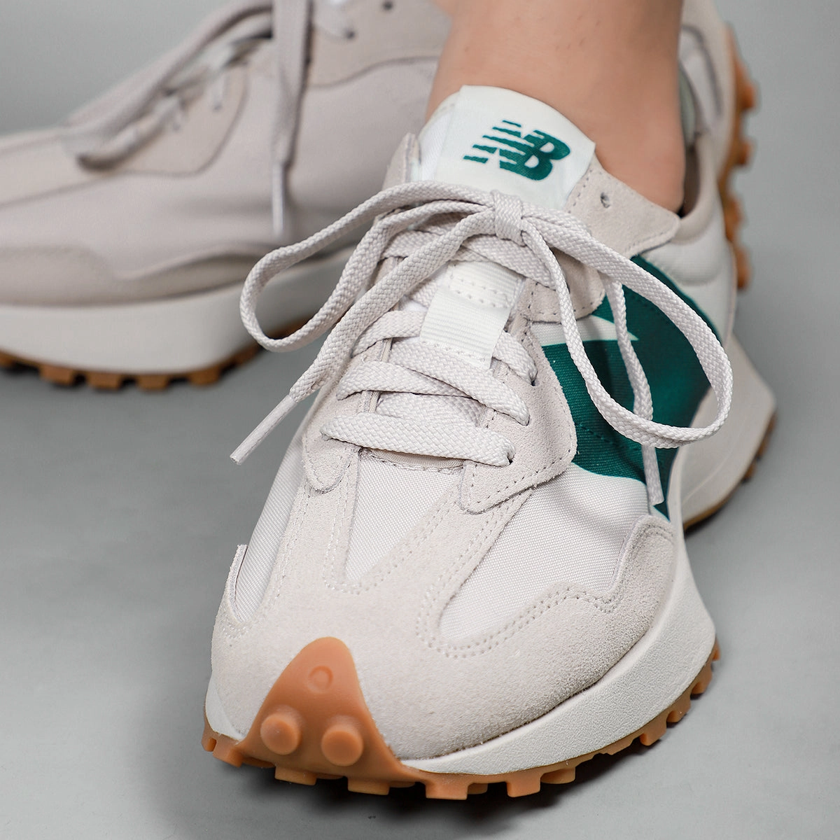 注：  2. 剔除通用词（warehouse）、无关内容（wikipedia）及语法问题（重复/标点错误）。  3. 颜色组合（white With Gold）及功能性设计（wide Cleats）被视为有效关键词。 9060 New Balance Womens New Balance 327 Timberwolf Nightwatch Green