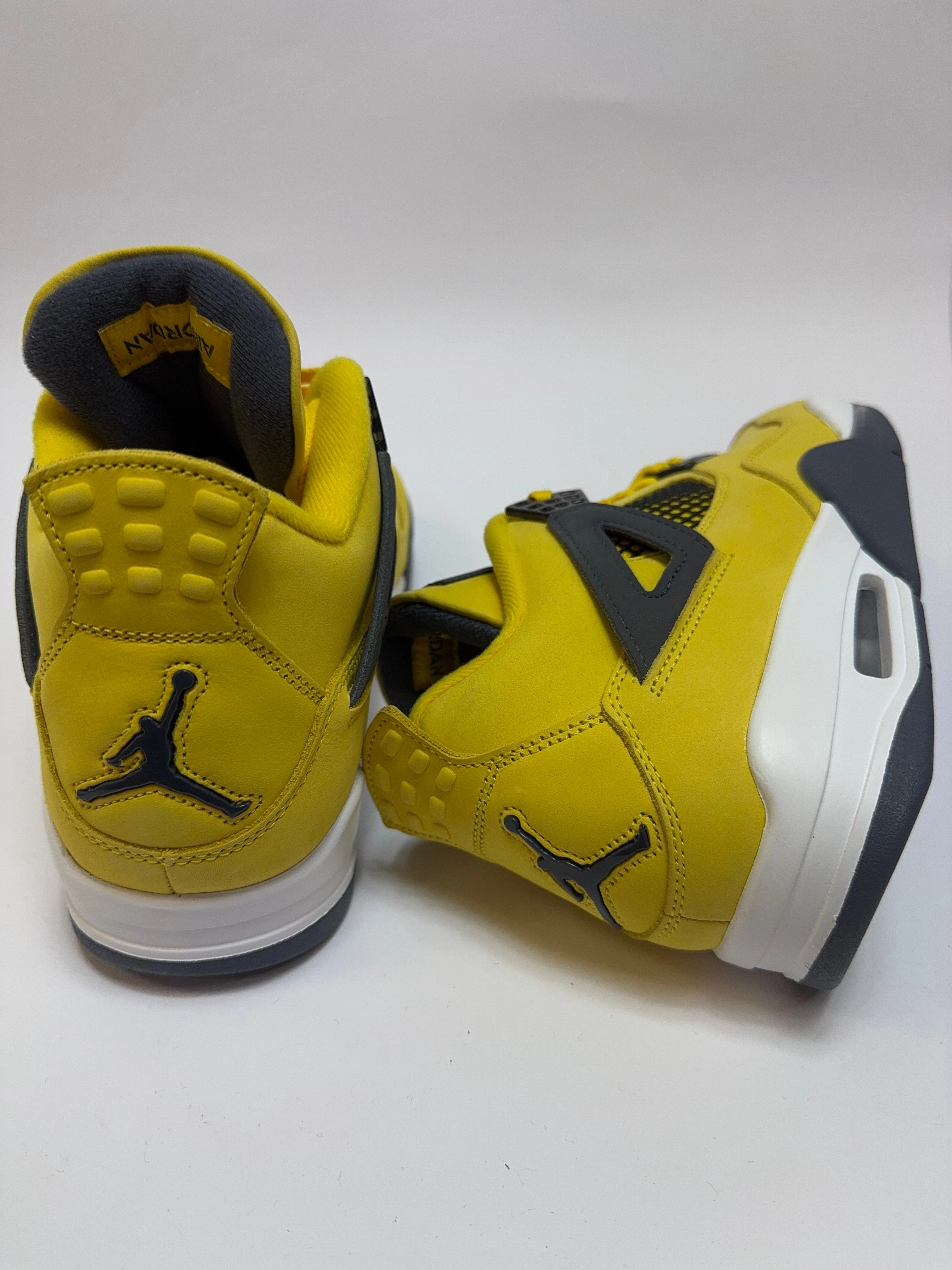 Shaquille O Neal Sneakers Jordan 4 Retro "Lightning" (2021)