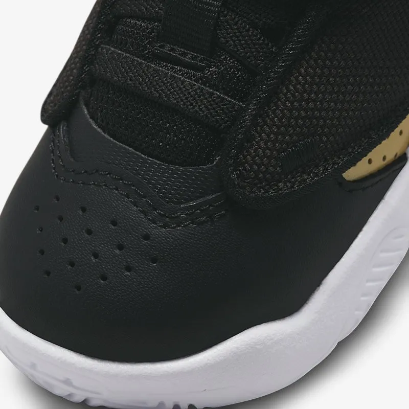 Sneakers Waterproof Nike Kid's Jordan Max Aura 4 TD Shoes - Black / Metallic Gold / White