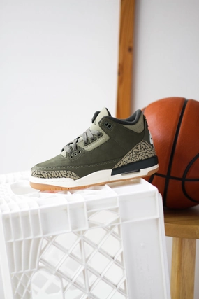 AIR JORDAN 3 RETRO (GS) "MEDIUM OLIVE/SEQUOIA-NEUTRAL OLIVE-SAIL" Red Running Sneakers