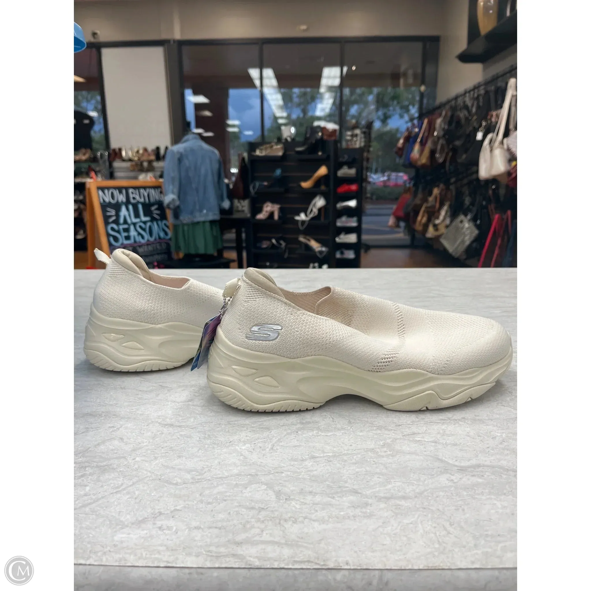 Shoes Sneakers By Skechers In Ivory, Size: 9 4 E Wide Shoes Casual