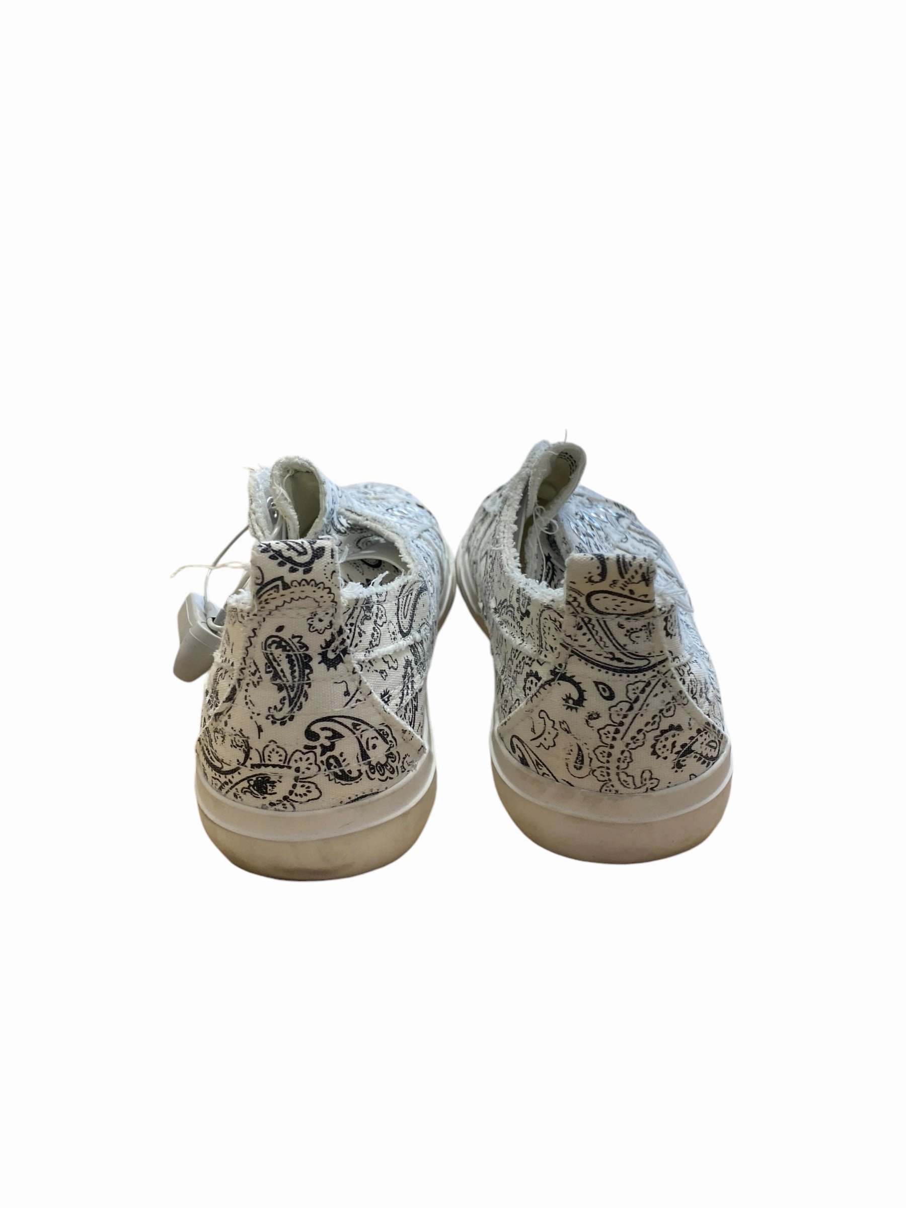 Casual Indoor Soccer Shoes Shoes Sneakers By Corkys In White, Size: 9