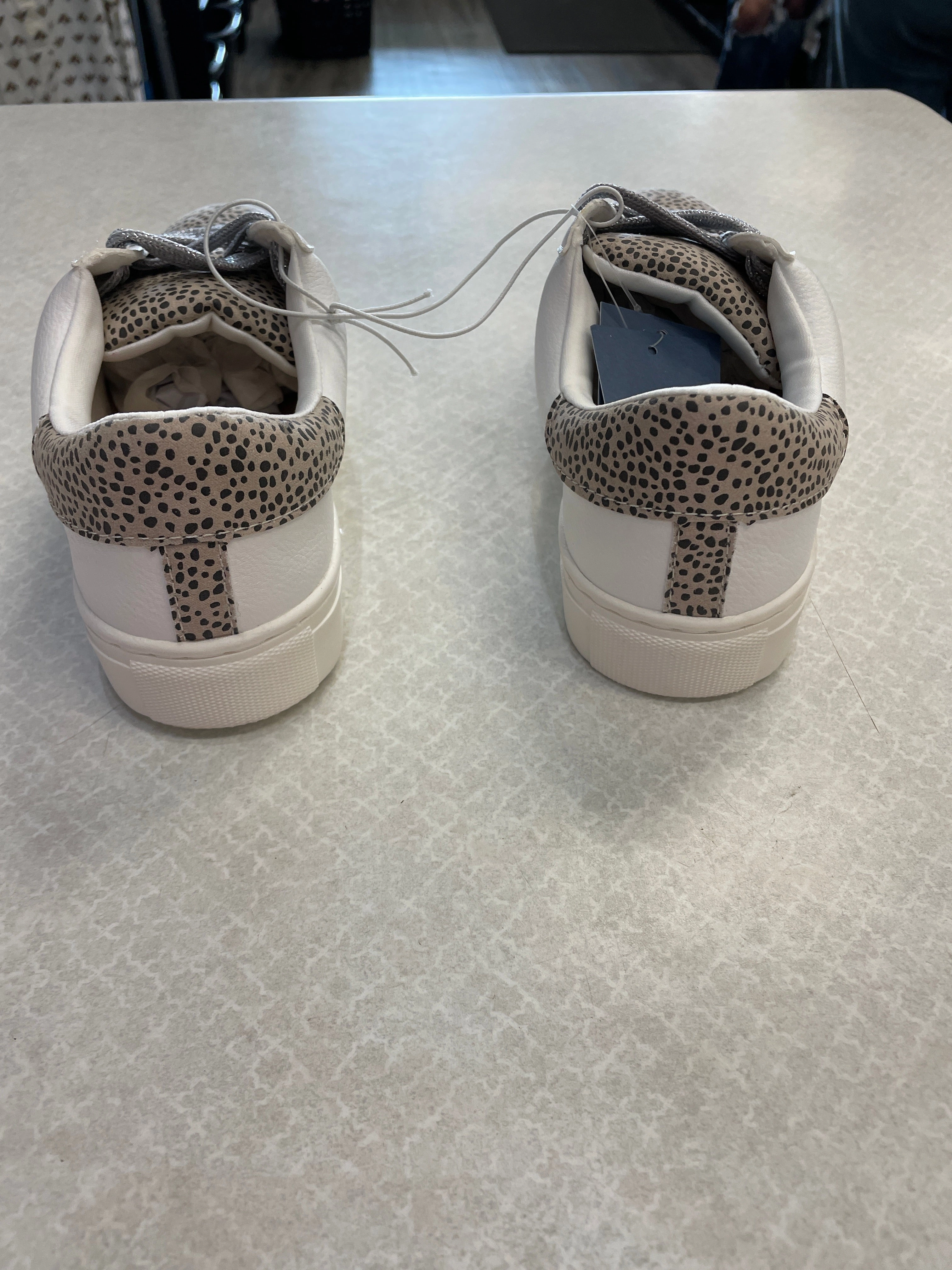 Quiksilver Casual Shoes Shoes Sneakers By Universal Thread In White, Size: 8.5