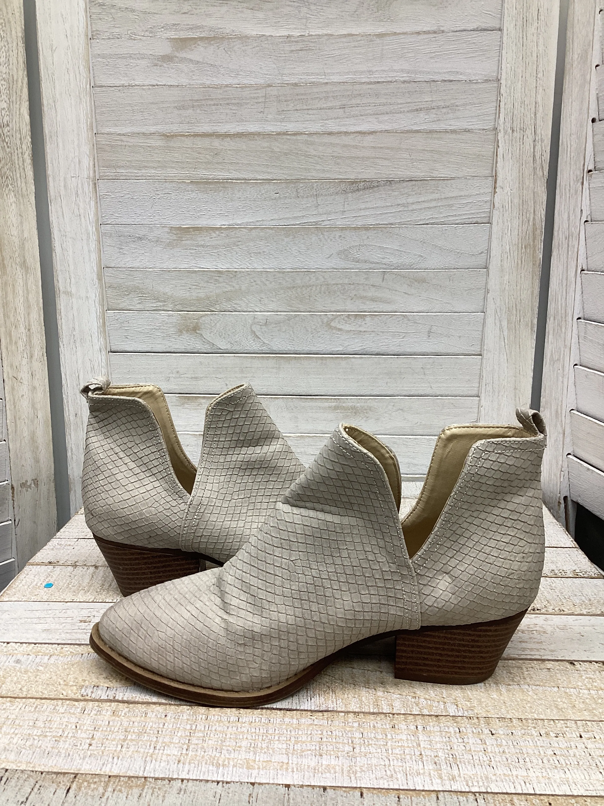 Urban Boots Boots Ankle Heels By Laundry In Grey, Size: 5.5