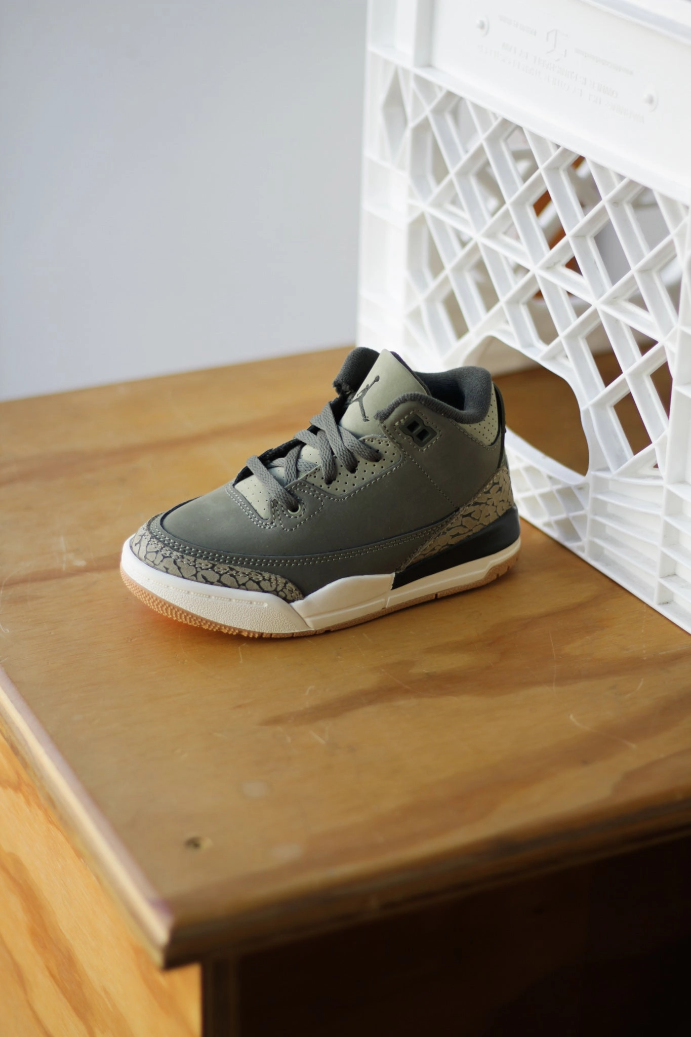JORDAN 3 RETRO (PS) "MEDIUM OLIVE/SEQUOIA-NEUTRAL OLIVE-SAIL" Sperry Water Sneakers
