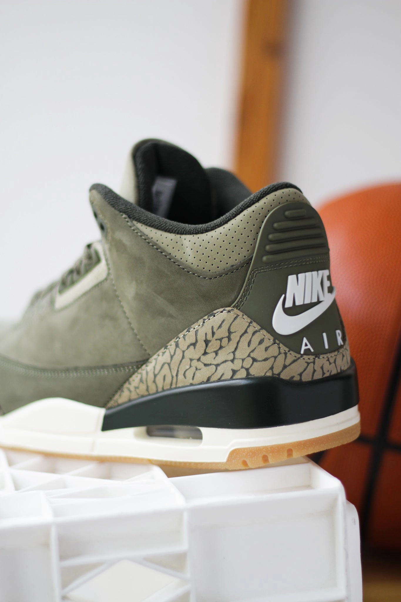 AIR JORDAN 3 RETRO "MEDIUM OLIVE/SEQUOIA-NEUTRAL OLIVE-SAIL" Sneakers Uggs
