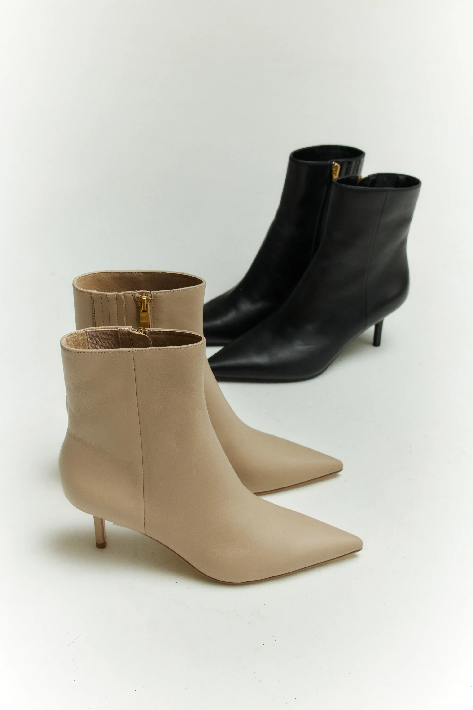 Yosha  Ankle Boots - Black Leather Ugg Classic Ultra Mini Boots